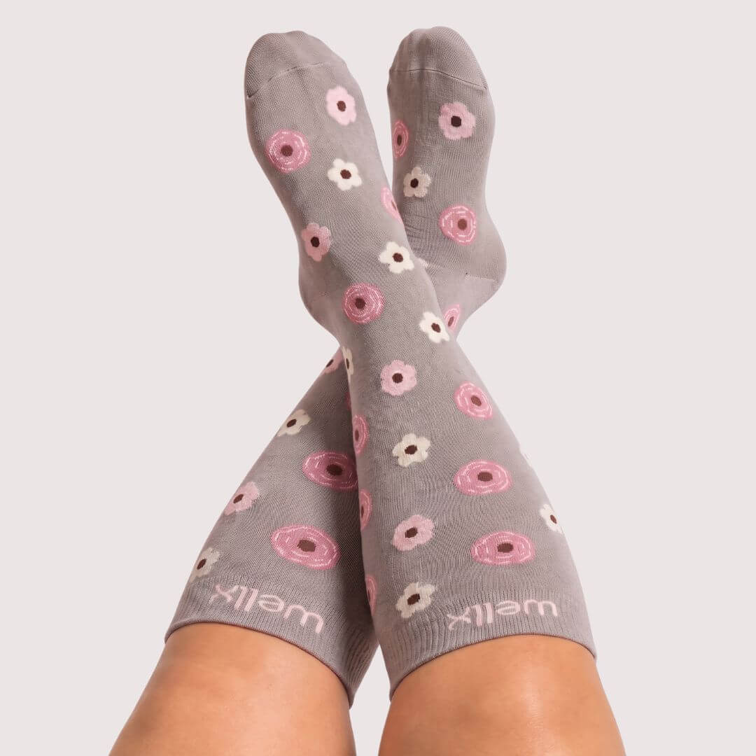 Chaussettes PlusFit™ grises à fleurs